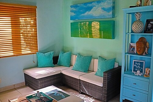 1 bedroom guest house minutes from Long Bay beach
