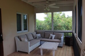 Smart TV - 1 bedroom guest house minutes from Long Bay beach (Long Bay Hills)
