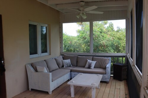 1 bedroom guest house minutes from Long Bay beach