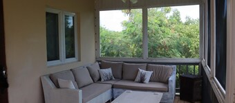 1 bedroom guest house minutes from Long Bay beach