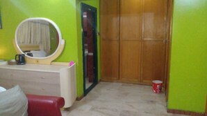 واي فاي مجانًا وملاءات أسرّة