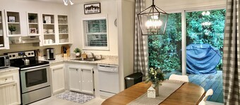 Hutch’s Mountain Cottage- Serene, Clean, & Cozy! 