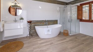 Combined shower/tub, hair dryer - Los Tablazos 29 Nerja by Ruralidays (Málaga)