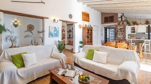 Fernseher, Kamin, Tischtennisplatte