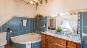 Combined shower/bathtub, hair dryer, towels - Villa María del Carmen Frigiliana by Ruralidays (Málaga)