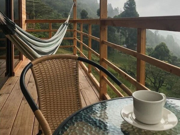 Outdoor dining - three private luxury cabins (Bello)