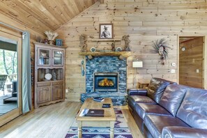 Una Smart TV, una chimenea, una oficina