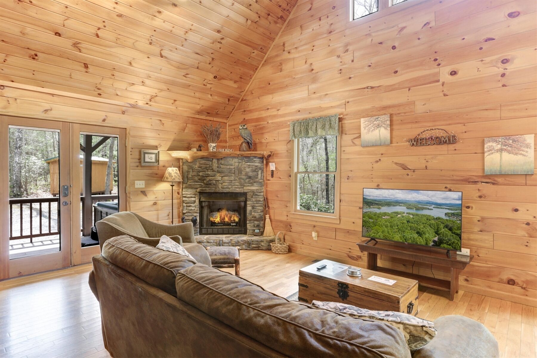 Smart TV, fireplace, stereo