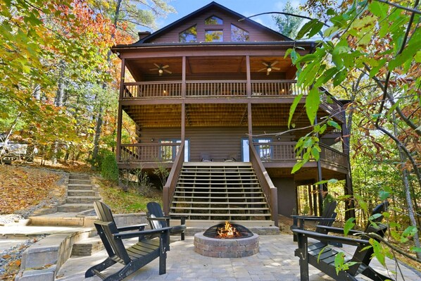 Terrace/patio - Sunshine In The Pines-Amazing Mountain Views, Fire Pit, Hot Tub, Spacious Home (Mineral Bluff)