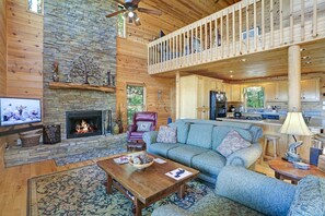 Smart TV, fireplace, DVD player - Sunshine In The Pines-Amazing Mountain Views, Fire Pit, Hot Tub, Spacious Home (Mineral Bluff)
