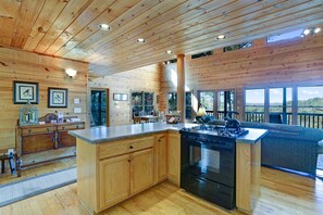 Fridge, microwave, oven, stovetop - Sunshine In The Pines-Amazing Mountain Views, Fire Pit, Hot Tub, Spacious Home (Mineral Bluff)