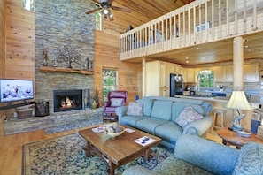 Smart TV, fireplace, offices - Romantic Cabin w/ Hot Tub & Grand Fire Pit (Mineral Bluff)