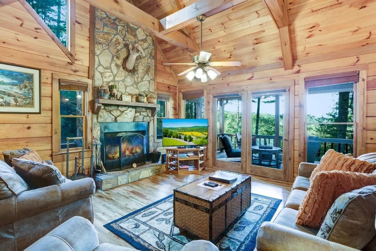 Älytelevisio, takka, työhuone