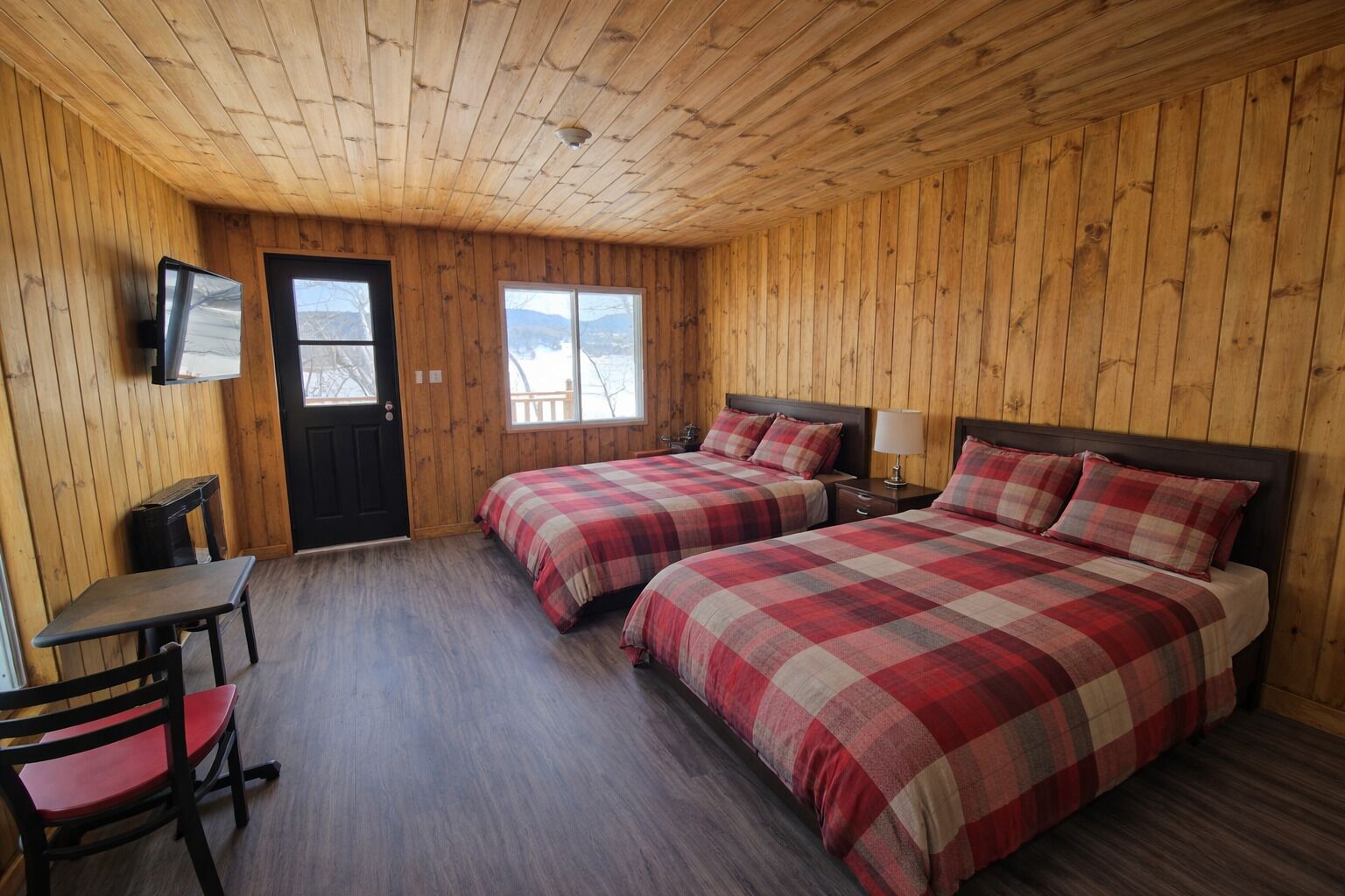 Quarto tradicional, 2 camas de casal | Individualmente decorados, espaço de trabalho para notebook