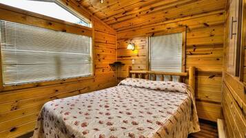 Chalet tradicional | Decoración personalizada y espacio para trabajar con laptop