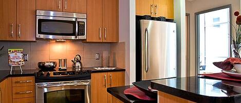 Microwave, cookware/dishes/utensils