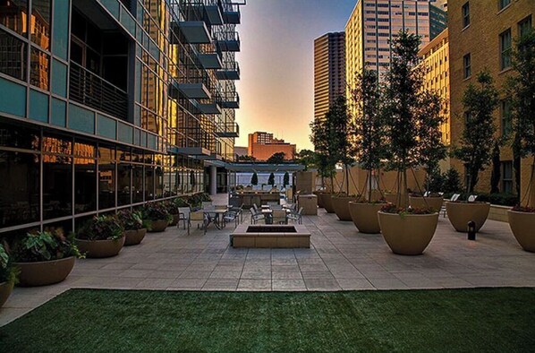 Stroll through this serene urban oasis, surrounded by lush greenery and city views.