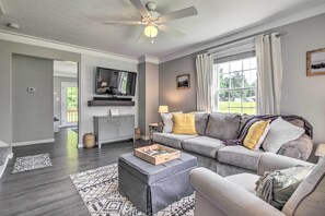 TV, Netflix, DVD player, books - Stylish Fort Payne Retreat: Hike & Rock Climb (Fort Payne)