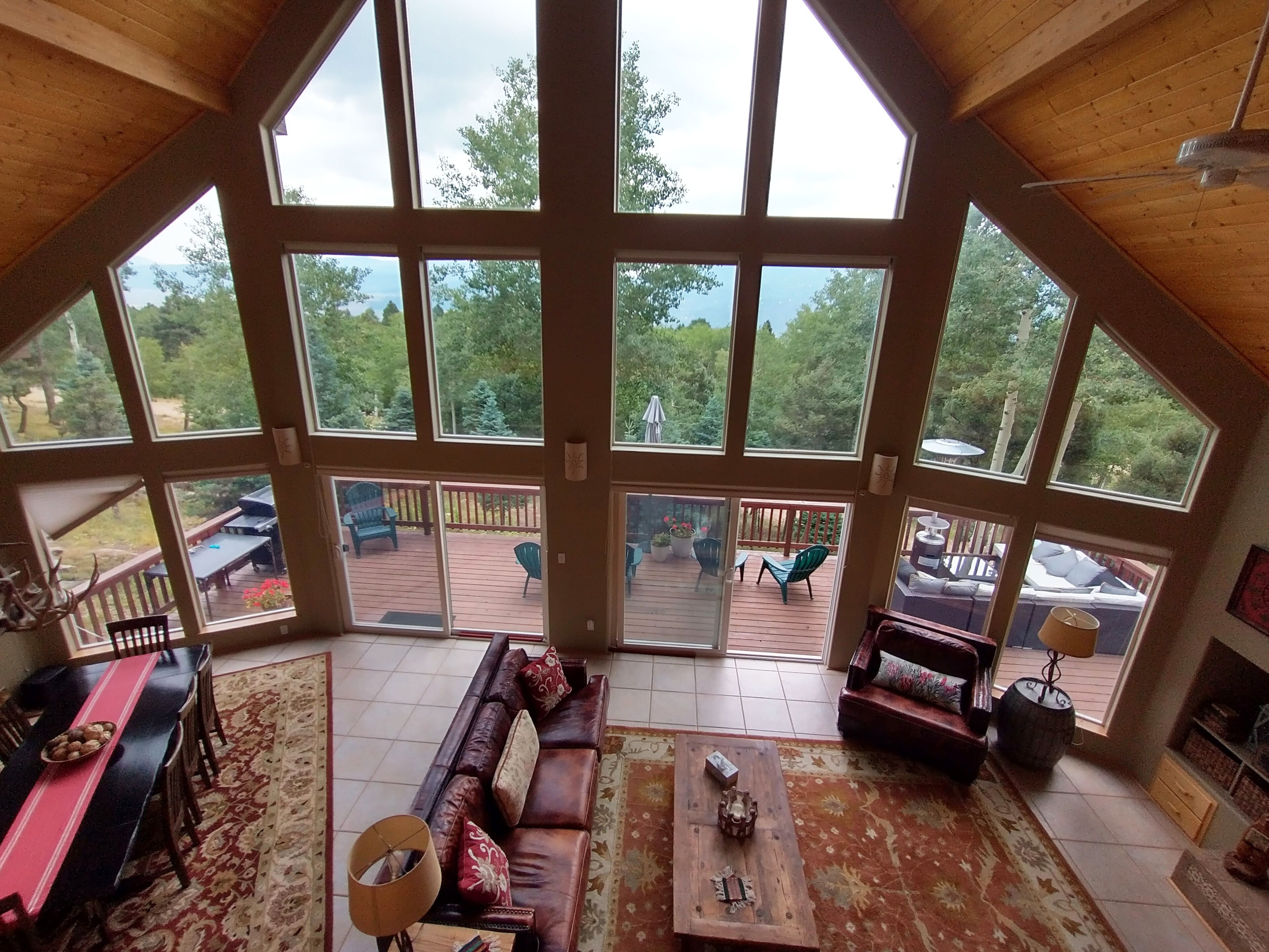 Smart-TV, Kamin, Tischtennisplatte