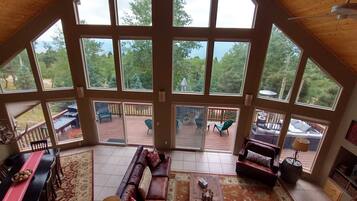 Smart-tv, pejs, bordtennisbord