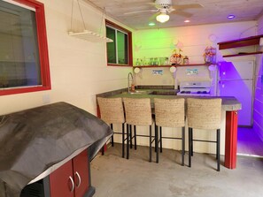 Refrigerador, microondas, horno y parrilla de estufa 