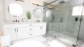 Combined shower/bathtub, hair dryer, towels, soap