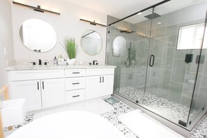 Combined shower/bathtub, hair dryer, towels, soap - Upscale Old Town Scottsdale- 2 Kings~ Sleeps 14 ~ Hot tub+pool table+games (Scottsdale)
