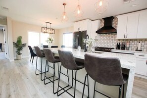 Fridge, microwave, oven, stovetop - Upscale Old Town Scottsdale- 2 Kings~ Sleeps 14 ~ Hot tub+pool table+games (Scottsdale)