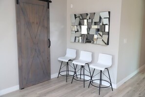 Interior - Upscale Old Town Scottsdale- 2 Kings~ Sleeps 14 ~ Hot tub+pool table+games (Scottsdale)