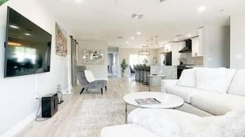 Una Smart TV, una mesa de tenis de mesa