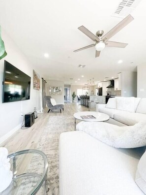 Smart TV, ping pong - Upscale Old Town Scottsdale- 2 Kings~ Sleeps 14 ~ Hot tub+pool table+games (Scottsdale)