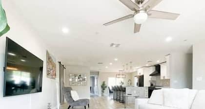 Upscale Old Town Scottsdale- 2 Kings~ Sleeps 14 ~ Hot tub+pool table+games
