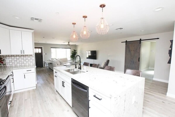 Interior - Upscale Old Town Scottsdale- 2 Kings~ Sleeps 14 ~ Hot tub+pool table+games (Scottsdale)