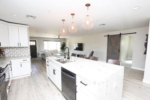 Upscale Old Town Scottsdale- 2 Kings~ Sleeps 14 ~ Hot tub+pool table+games