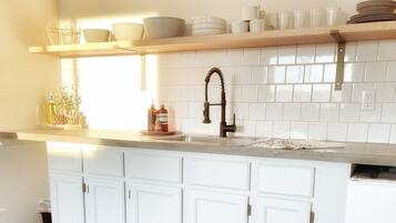 Refrigerador, microondas, cafetera y tetera y tostadora