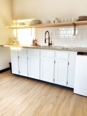 Refrigerador, microondas, cafetera/tetera, tostadora