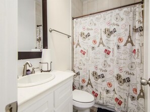 Combined shower/bathtub, hair dryer, towels, soap - Beautiful 3-bedroom townhome in East Downtown HTX (Houston)
