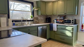 Réfrigérateur, four à micro-ondes, un four, surface de cuisson