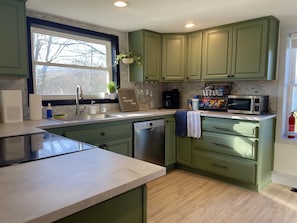 Fridge, microwave, oven, stovetop - Vineyard View | Walk to Wineries & River| Hot Tub (Madison)