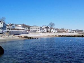 Playa en los alrededores, camastros y toallas de playa 