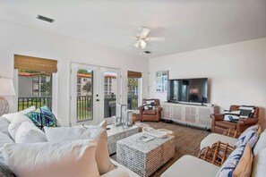 Televisión, libros y oficina 