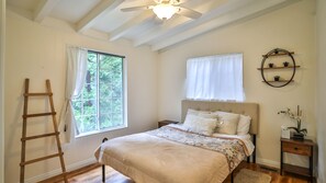 3 habitaciones, escritorio, tabla de planchar con plancha y wifi gratis