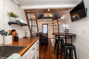 Interior - Windsor Cottage at River Rocks Landing (Gadsden)