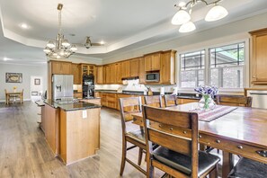 Geladeira, micro-ondas, cooktop, lava-louças