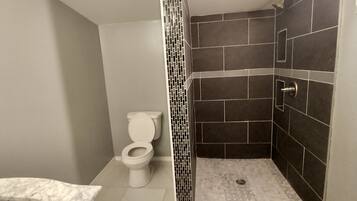 Douche, sĂšche-cheveux, serviettes fournies, savon