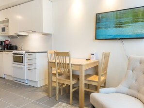 Fridge, microwave, dishwasher, cookware/dishes/utensils