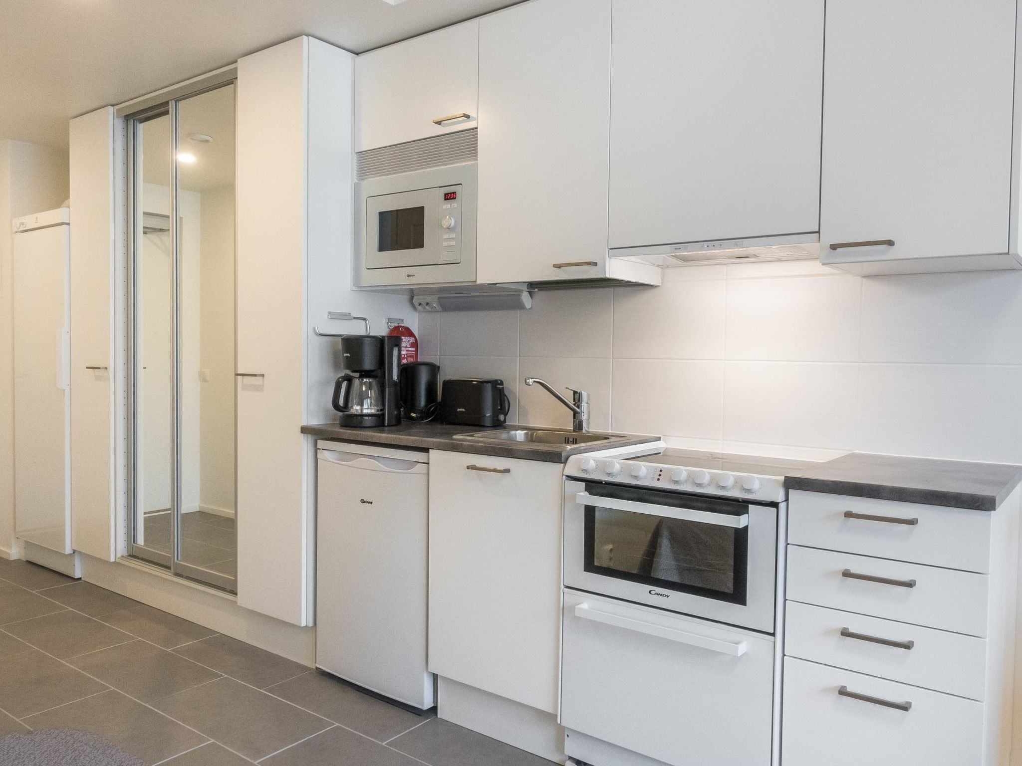 Fridge, microwave, dishwasher, cookware/dishes/utensils