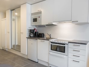 Kjøleskap, mikrobølgeovn, oppvaskmaskin og kjøkkenutstyr