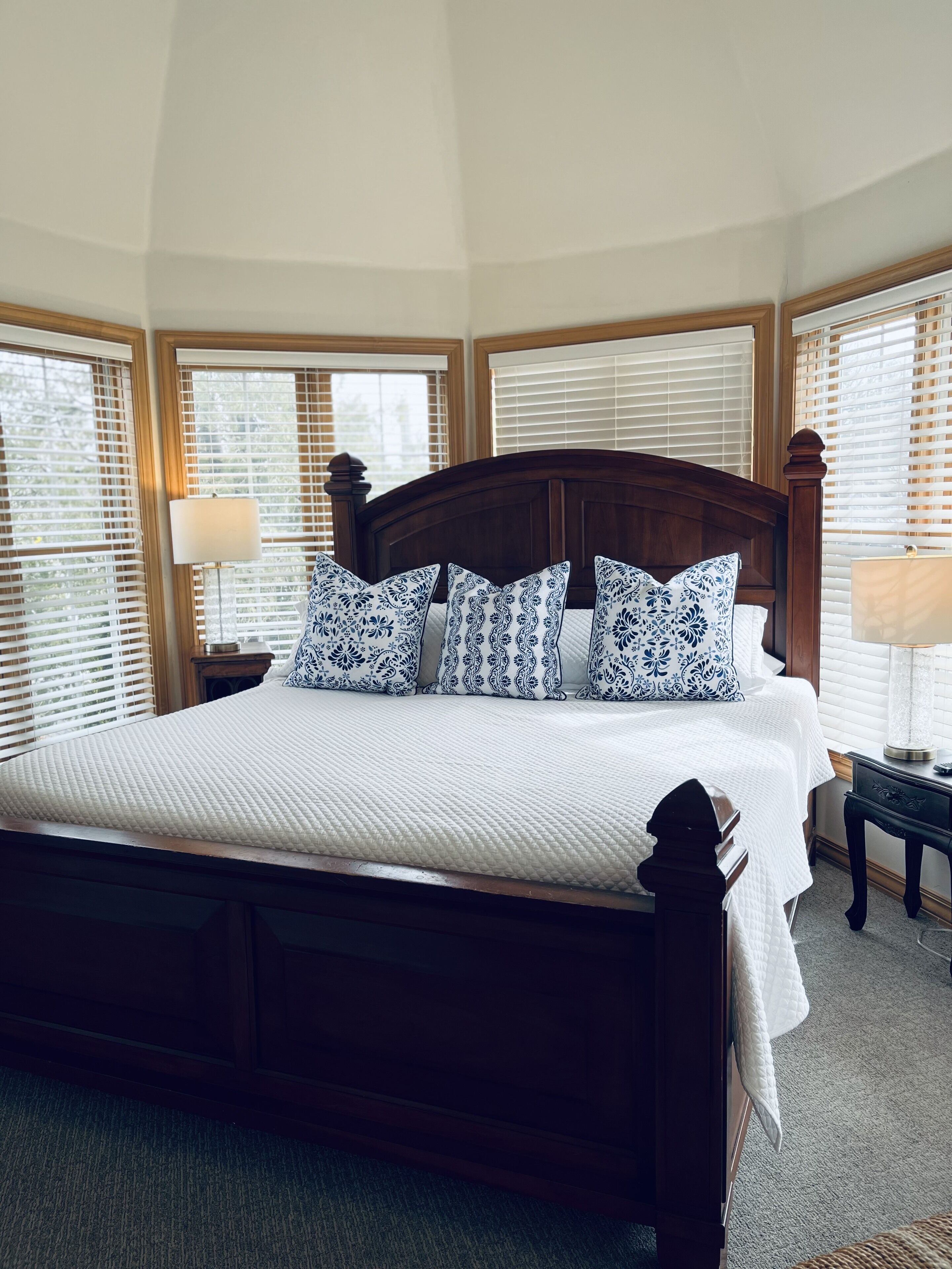 3 bedrooms, desk, iron/ironing board, travel crib