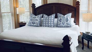 3 bedrooms, desk, iron/ironing board, travel crib